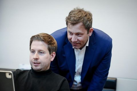 SPD-Chef Lars Klingbeil schaut seinem Generalsekretär Kevin Kühnert über die Schulter.