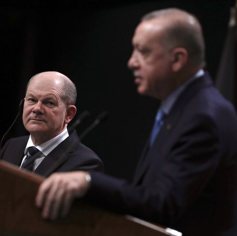 Scholz und Erdogan stehen gemeinsam bei einer Pressekonferenz an einem Rednerpult