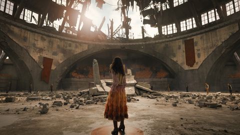 Ein Mädchen in einer zerstörten Halle