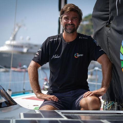 Boris Herrmann sitzt lächelnd auf seinem Segelboot