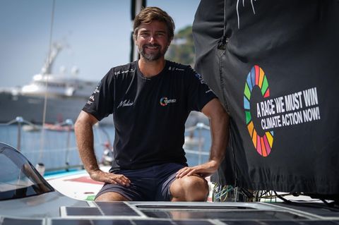 Boris Herrmann sitzt lächelnd auf seinem Segelboot