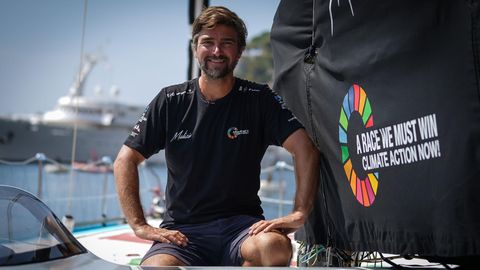 Boris Herrmann sitzt lächelnd auf seinem Segelboot