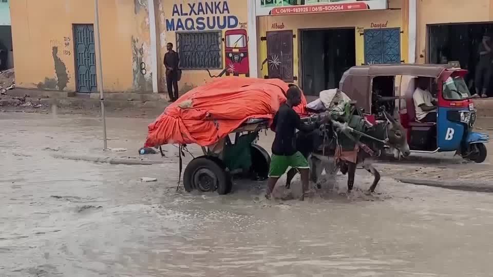 Video: Jahrhundertflut nach Dürre in Somalia - Rund 1,6 Mio Menschen betroffen Video: Jahrhundertflut nach Dürre in Somalia - Rund 1,6 Mio Menschen betroffen