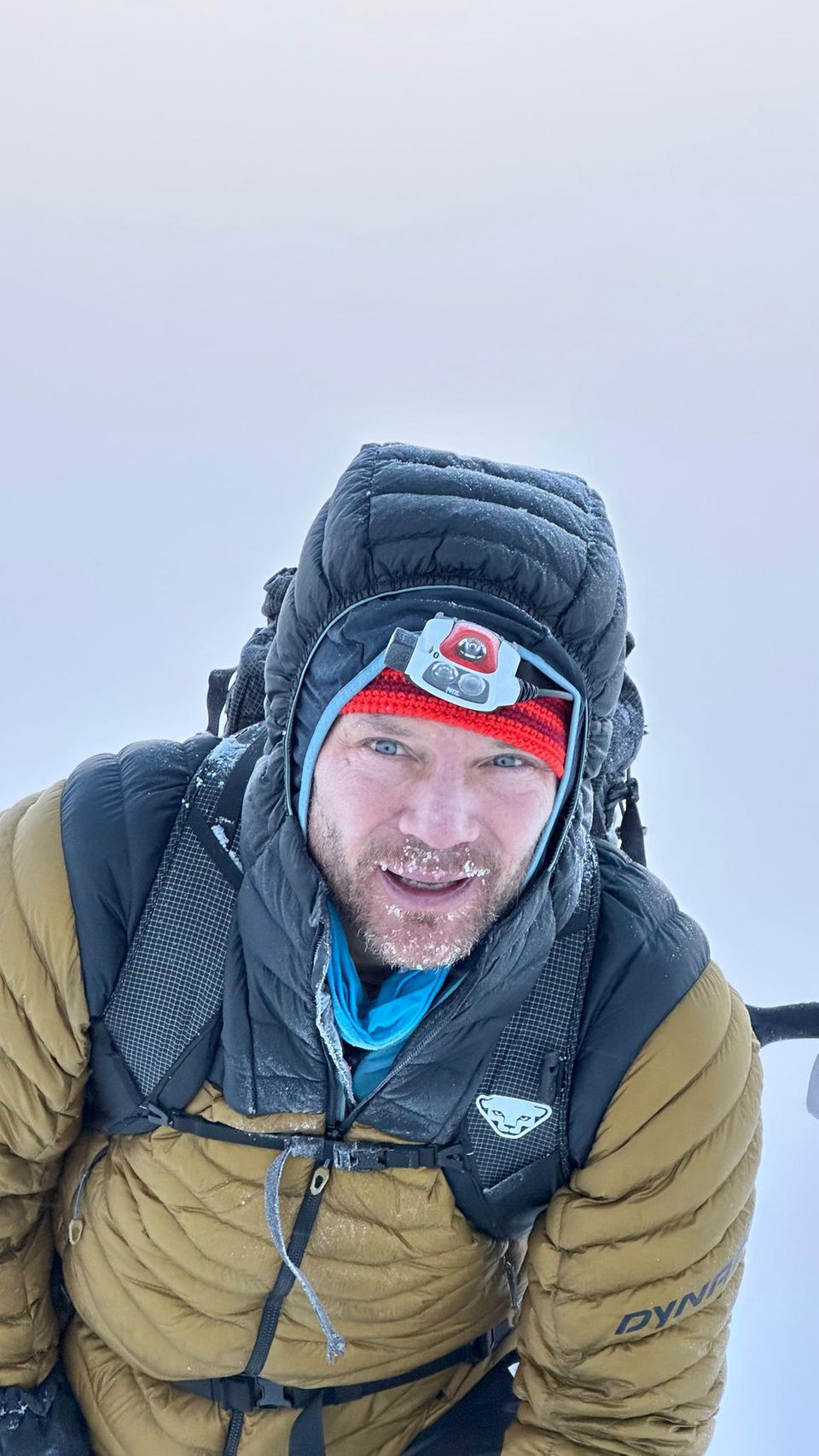 Benedikt Böhm; Kommerzialisierung des Bergsteigens Portrait von Benedikt Böhm in Funktionskleidung beim Bergsteigen