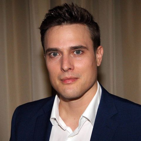 Constantin Schreiber, ein Mann in Sakko und Hemd
