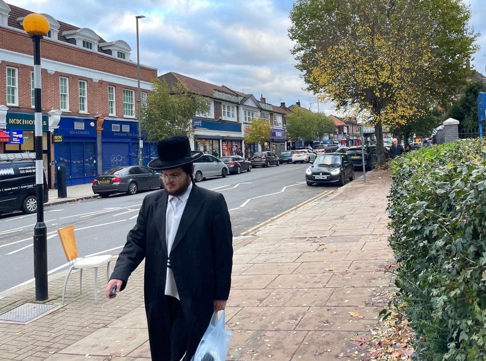 Golders Green, London The main street of Golders Green. Orthodox Jews, but also Turks and Pakistanis live here.