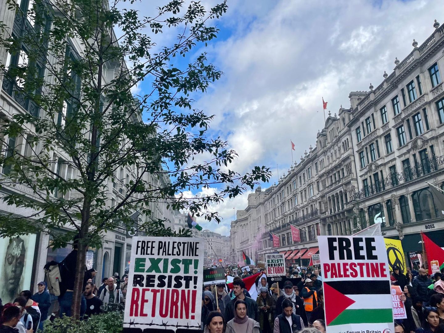 Pro-Palästina-Demonstration in der Londoner Regent Street im Oktober. Die auf den Kundgebungen gerufene Parole "Vom Fluss bis ans Meer, Palästina wird frei sein" gilt als kontrovers. 