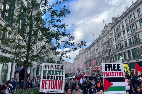 Pro-Palästina-Demonstration in der Londoner Regent Street im Oktober. Die auf den Kundgebungen gerufene Parole "Vom Fluss bis ans Meer, Palästina wird frei sein" gilt als kontrovers. 