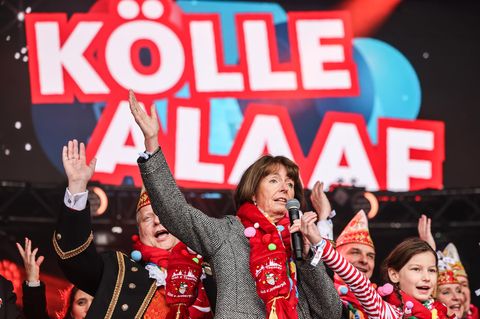Henriette Renker, Oberbürgermeisterin von Köln, eröffnete auf dem Heumarkt die Karnevalssaison