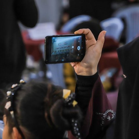 Nahostkonflikt: Eine Frau filmt mit ihrem Smartphone