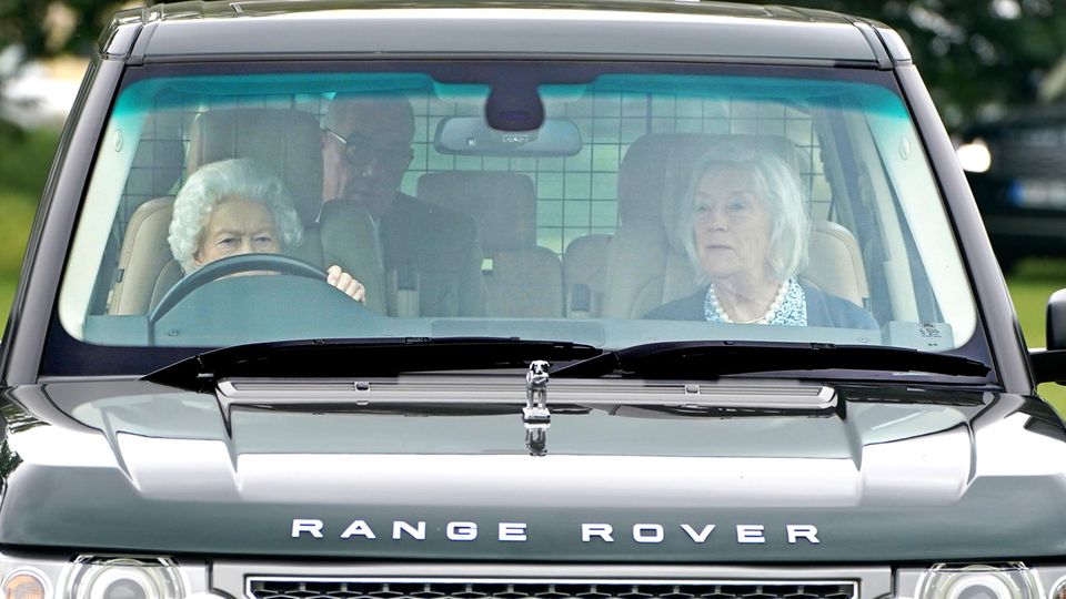 Queen Elizabeth II im Range Rover