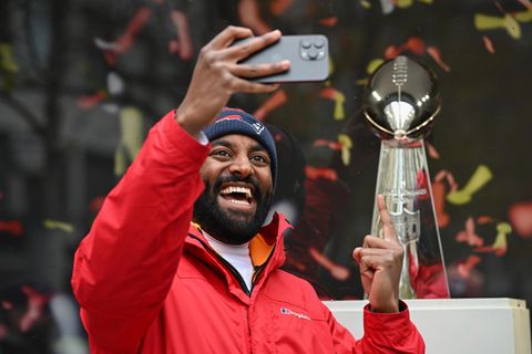 Freude über die NFL in Deutschland: Ein Fan macht beim Fanfest in der Frankfurter Innenstadt ein Selfie vor der Vince-Lombardi-Trophy – dem Meistertitel der Liga.