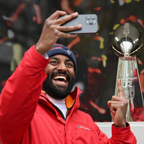Freude über die NFL in Deutschland: Ein Fan macht beim Fanfest in der Frankfurter Innenstadt ein Selfie vor der Vince-Lombardi-Trophy – dem Meistertitel der Liga.
