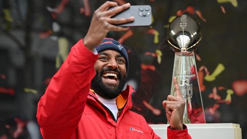 Freude über die NFL in Deutschland: Ein Fan macht beim Fanfest in der Frankfurter Innenstadt ein Selfie vor der Vince-Lombardi-Trophy – dem Meistertitel der Liga.
