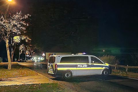 Ein Polizeiwagen sichert eine Zufahrtstraße nach Vieritz in Brandenburg