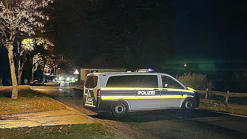 Ein Polizeiwagen sichert eine Zufahrtstraße nach Vieritz in Brandenburg