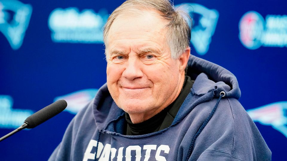 Und er kann doch lächeln: Bill Belichick bei der Pressekonferenz in Frankfurt. Und er kann doch lächeln: Bill Belichick bei der Pressekonferenz in Frankfurt.