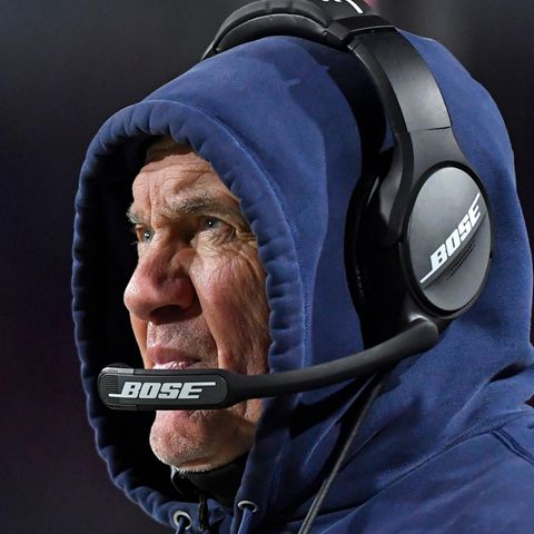 Mürrischer Blick und im Kapuzenpullover: So kennt man NFL-Trainerlegende Bill Belichick an der Seitenlinie