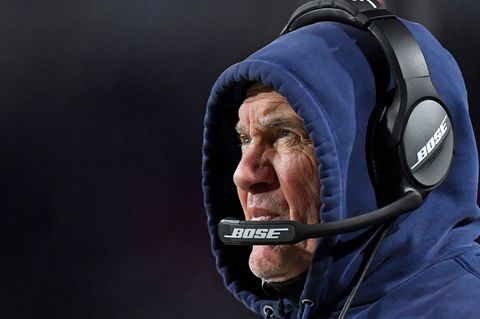 Mürrischer Blick und im Kapuzenpullover: So kennt man NFL-Trainerlegende Bill Belichick an der Seitenlinie