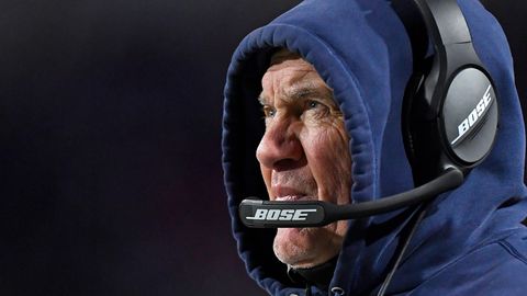 Mürrischer Blick und im Kapuzenpullover: So kennt man NFL-Trainerlegende Bill Belichick an der Seitenlinie