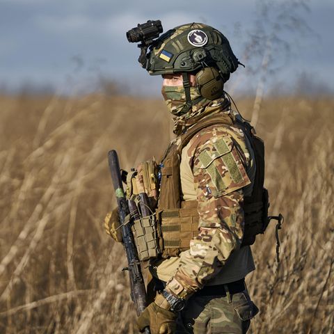 Ein Soldat im Süden der Ukraine läuft mit Gewehr in der Hand