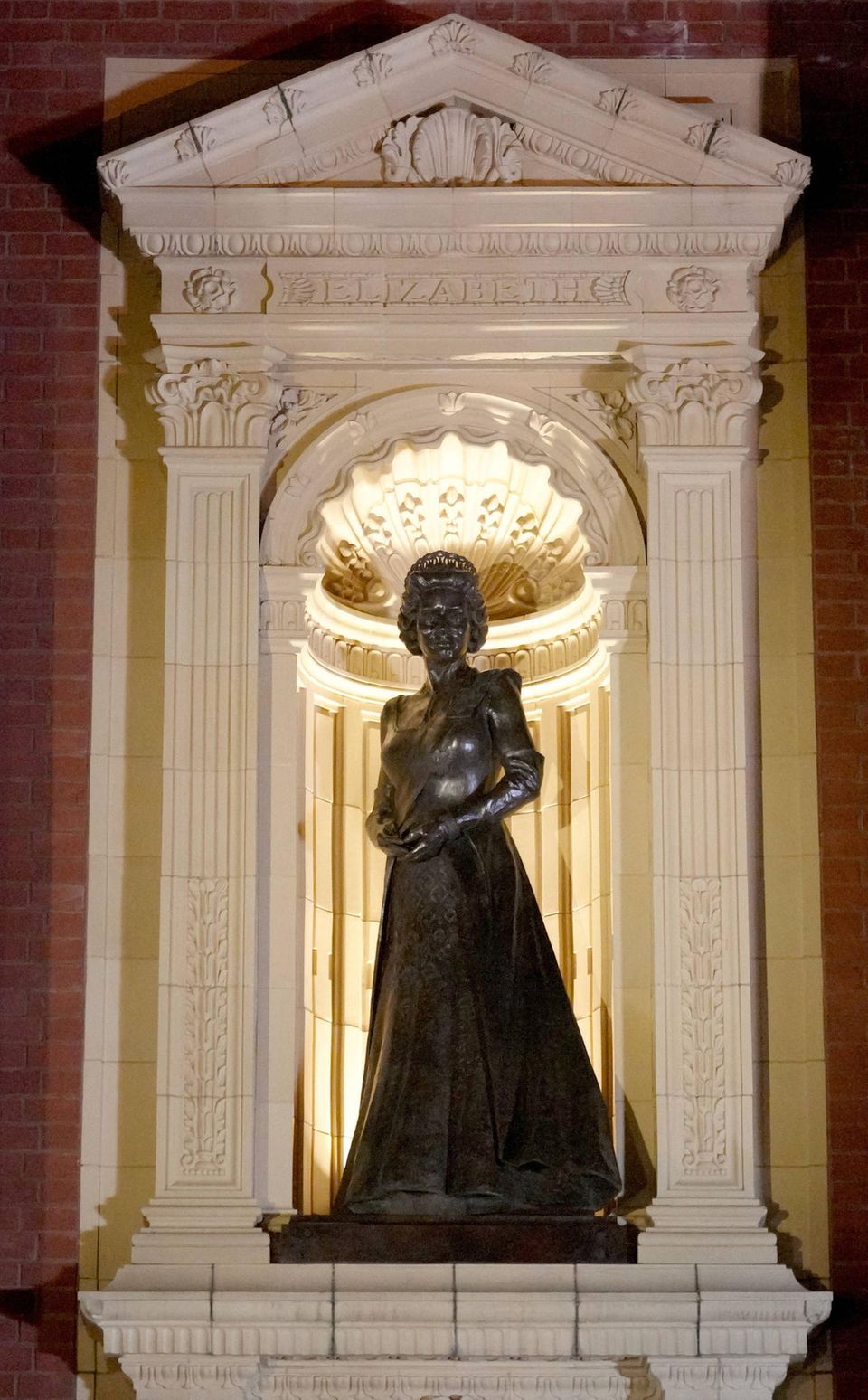 The late Queen as a statue The late Queen as a statue
