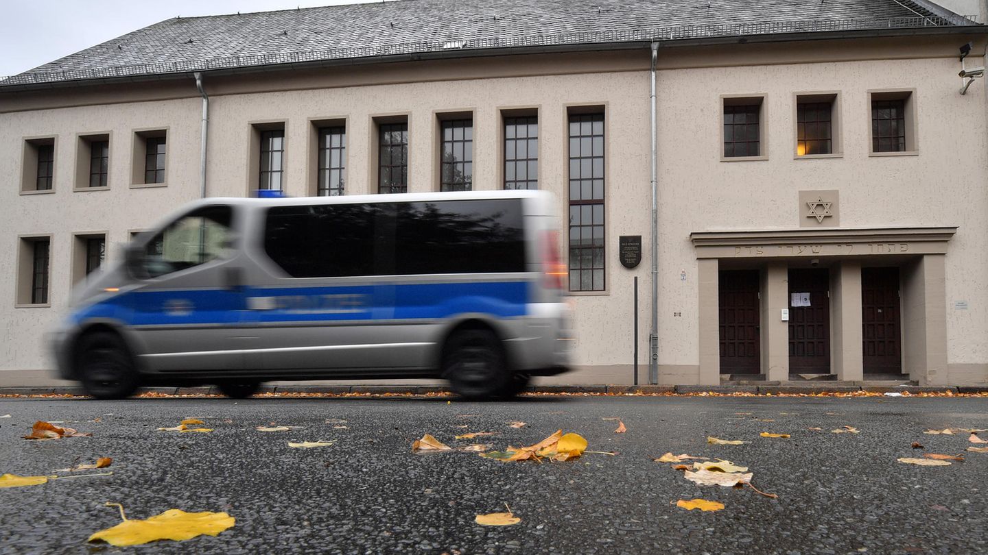 Antisemitismus in Erfurt: Ein Polizeifahrzeug fährt vor der Neuen Synagoge entlang