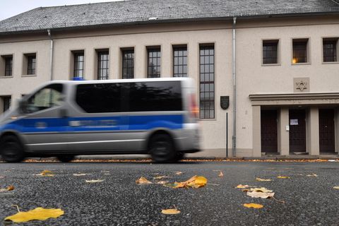 Antisemitismus in Erfurt: Ein Polizeifahrzeug fährt vor der Neuen Synagoge entlang
