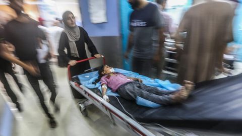 Gaza: Ein verletztes Mädchen wird in einer Krankenhaus eingeliefert
