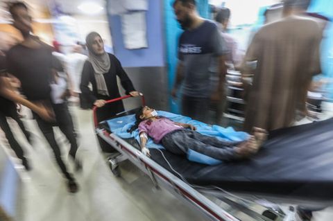 Gaza: Ein verletztes Mädchen wird in einer Krankenhaus eingeliefert