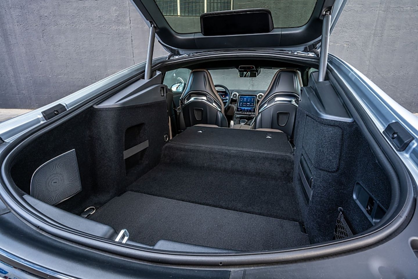 Der Laderaum im Mercedes AMG GT 63 Coupé lässt sich optional erweitern