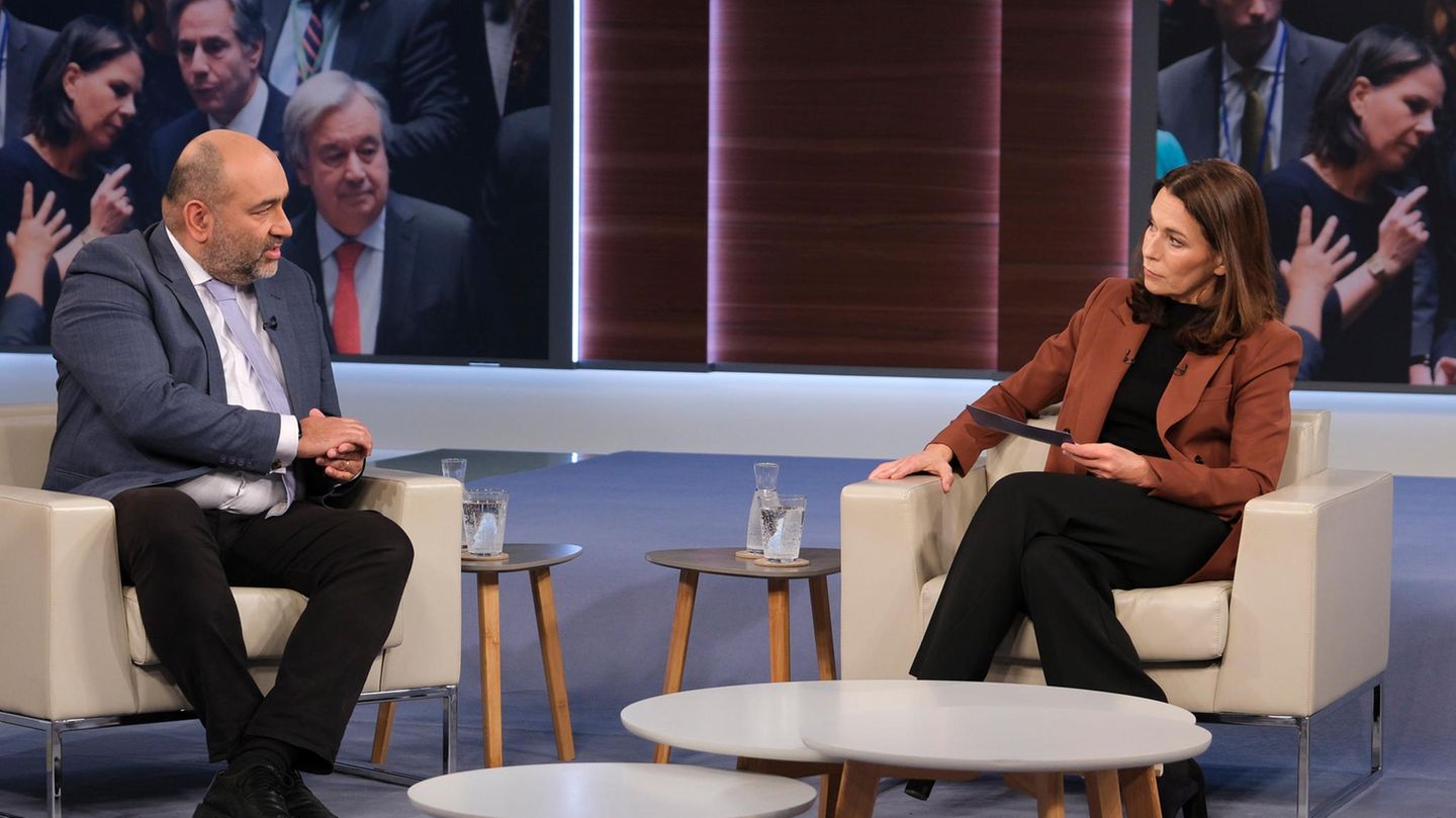 Grünen-Chef Omid Nouripour im Gespräch mit Talkmasterin Anne Will