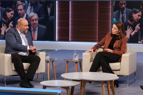 Grünen-Chef Omid Nouripour im Gespräch mit Talkmasterin Anne Will