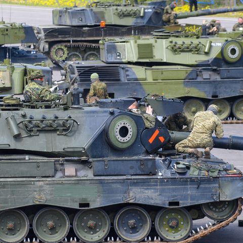 Ukrainische Soldaten arbeiten an einem Kampfpanzer vom Typ Leopard 1 A5 in Sachsen-Anhalt