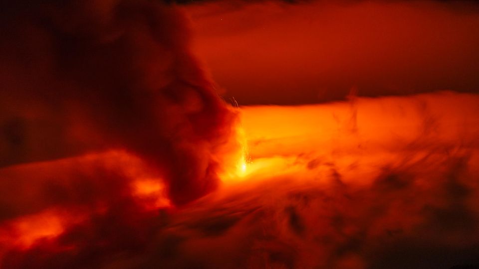 Lava und Asche: Ätna: Europas größter Vulkan liefert imposante Bilder