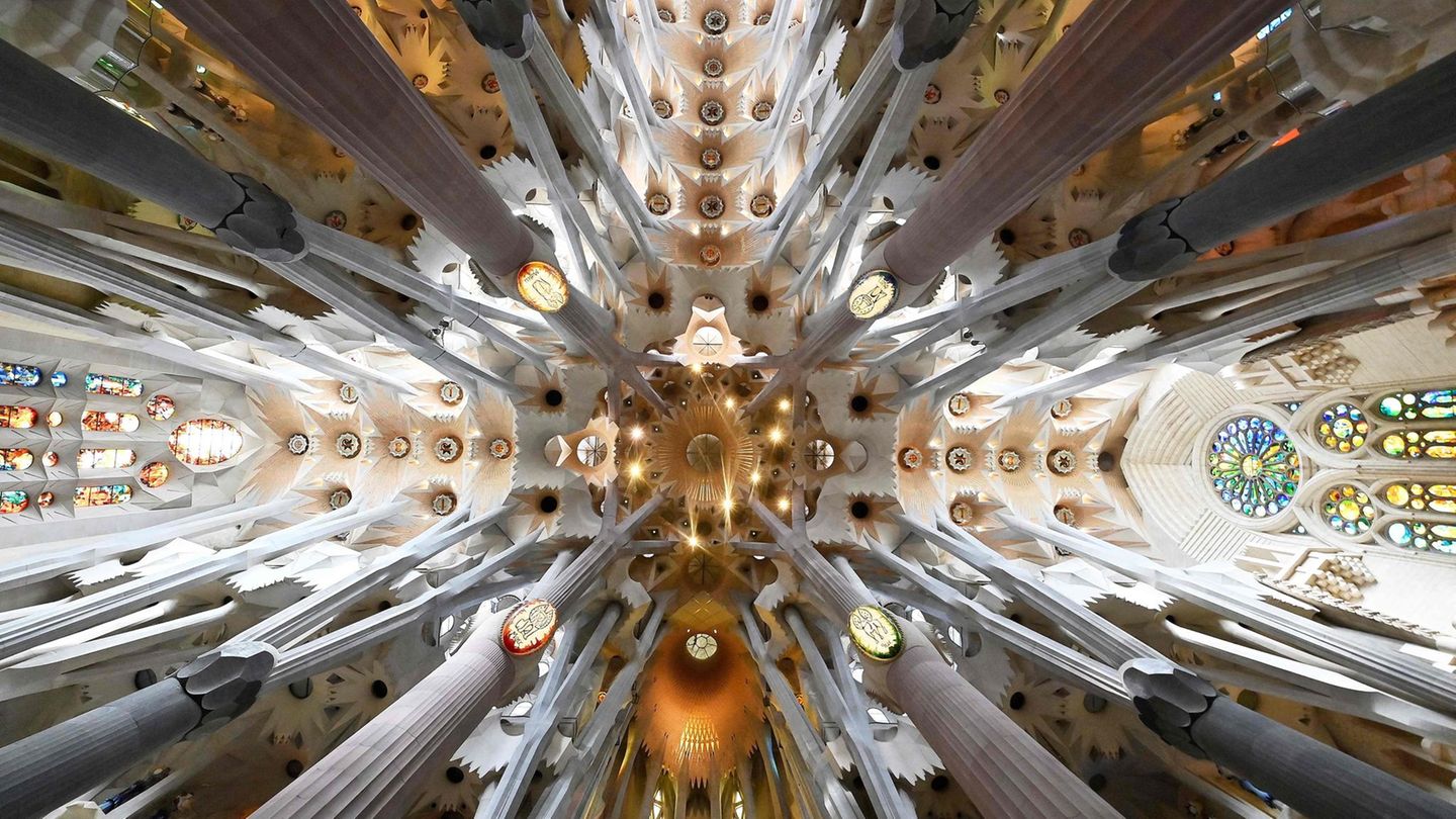 Blick an die verzierte Decke