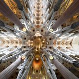 Blick an die verzierte Decke