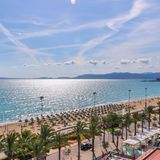 Der Tourismus auf der beliebten Balearen-Insel Mallorca hat in diesem Jahr wieder ordentlich Fahrt aufgenommen. Das jedenfalls zeigt das Jahres-Resümee der Vereinigung der Hoteliers der Playa (AHPP). Demnach seien die Unterkünfte im Sommer bis zu 87 Prozent ausgelastet gewesen. "Das ist ein sehr guter Wert und ähnelt dem der Jahre vor der Corona-Pandemie", sagte Verbandspräsident Pedro Marín bei der Vorstellung der Bilanz. Grund zum Feiern ist das allerdings für viele Hoteliers nicht. Denn es kommen nicht nur entspannte Strandurlauber und erlebnishungrige Familien auf die Urlaubsinsel, sondern nach wie vor auch jede Menge Sauftouristen. Und die hätten es in diesem Jahr wieder ordentlich krachen lassen am Ballermann – auf Kosten der Anwohner und anderer Urlauber. Das Fazit des Verbandschefs: Es sei "eine der schlimmsten Saisons aller Zeiten“ gewesen. So seien allein in diesem Sommer 185 Touristen wegen schlechten Benehmens aus dem Hotel geflogen, die meisten von ihnen waren Deutsche, Österreicher und Schweizer. 