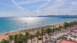 Der Tourismus auf der beliebten Balearen-Insel Mallorca hat in diesem Jahr wieder ordentlich Fahrt aufgenommen. Das jedenfalls zeigt das Jahres-Resümee der Vereinigung der Hoteliers der Playa (AHPP). Demnach seien die Unterkünfte im Sommer bis zu 87 Prozent ausgelastet gewesen. "Das ist ein sehr guter Wert und ähnelt dem der Jahre vor der Corona-Pandemie", sagte Verbandspräsident Pedro Marín bei der Vorstellung der Bilanz. Grund zum Feiern ist das allerdings für viele Hoteliers nicht. Denn es kommen nicht nur entspannte Strandurlauber und erlebnishungrige Familien auf die Urlaubsinsel, sondern nach wie vor auch jede Menge Sauftouristen. Und die hätten es in diesem Jahr wieder ordentlich krachen lassen am Ballermann – auf Kosten der Anwohner und anderer Urlauber. Das Fazit des Verbandschefs: Es sei "eine der schlimmsten Saisons aller Zeiten“ gewesen. So seien allein in diesem Sommer 185 Touristen wegen schlechten Benehmens aus dem Hotel geflogen, die meisten von ihnen waren Deutsche, Österreicher und Schweizer. 