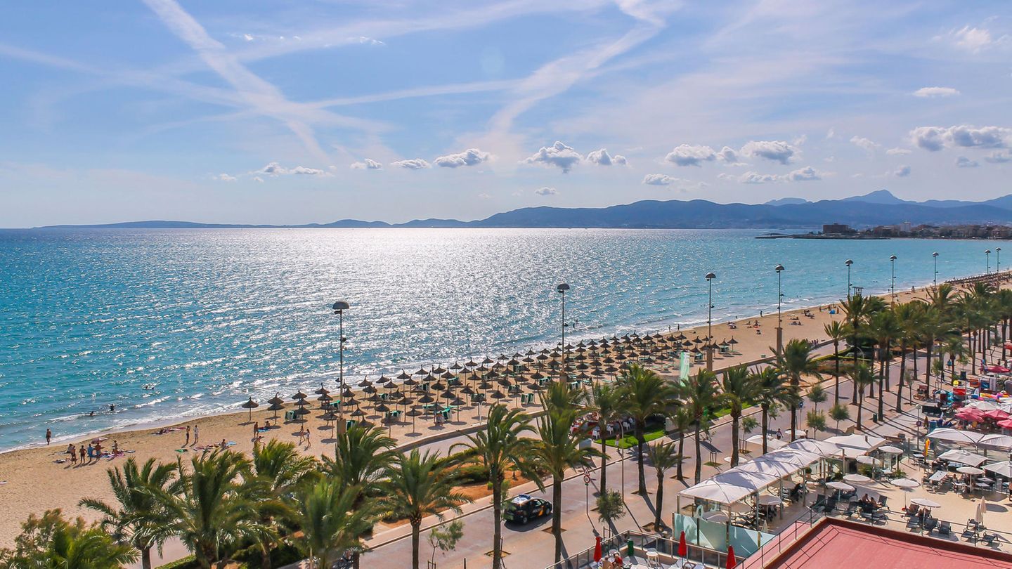 Montag, 13. November 2023: Der Tourismus auf der beliebten Balearen-Insel Mallorca hat in diesem Jahr wieder ordentlich Fahrt aufgenommen. Das jedenfalls zeigt das Jahres-Resümee der Vereinigung der Hoteliers der Playa (AHPP). Demnach seien die Unterkünfte im Sommer bis zu 87 Prozent ausgelastet gewesen. "Das ist ein sehr guter Wert und ähnelt dem der Jahre vor der Corona-Pandemie", sagte Verbandspräsident Pedro Marín bei der Vorstellung der Bilanz. Grund zum Feiern ist das allerdings für viele Hoteliers nicht. Denn es kommen nicht nur entspannte Strandurlauber und erlebnishungrige Familien auf die Urlaubsinsel, sondern nach wie vor auch jede Menge Sauftouristen. Und die hätten es in diesem Jahr wieder ordentlich krachen lassen am Ballermann – auf Kosten der Anwohner und anderer Urlauber. Das Fazit des Verbandschefs: Es sei "eine der schlimmsten Saisons aller Zeiten“ gewesen. So seien allein in diesem Sommer 185 Touristen wegen schlechten Benehmens aus dem Hotel geflogen, die meisten von ihnen waren Deutsche, Österreicher und Schweizer.