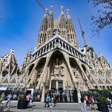 Wenn die Sagrada Familia einmal fertig sein wird, soll sie mit 170 Metern die höchste Kirche der Welt sein. Eigentlich war einmal 2026 als Datum ihrer Fertigstellung geplant, denn in dem Jahr wird der 100. Todestag ihres Architekten Antoni Gaudí sein. 1926 wurde er auf dem Weg zur Baustelle der Sagrada Familia von einer Straßenbahn erfasst und starb. Inzwischen gilt eine Fertigstellung Anfang der 2030er Jahre als realistisch. Bis dahin wird sie weiterhin "Die Unvollendete" genannt werden. 