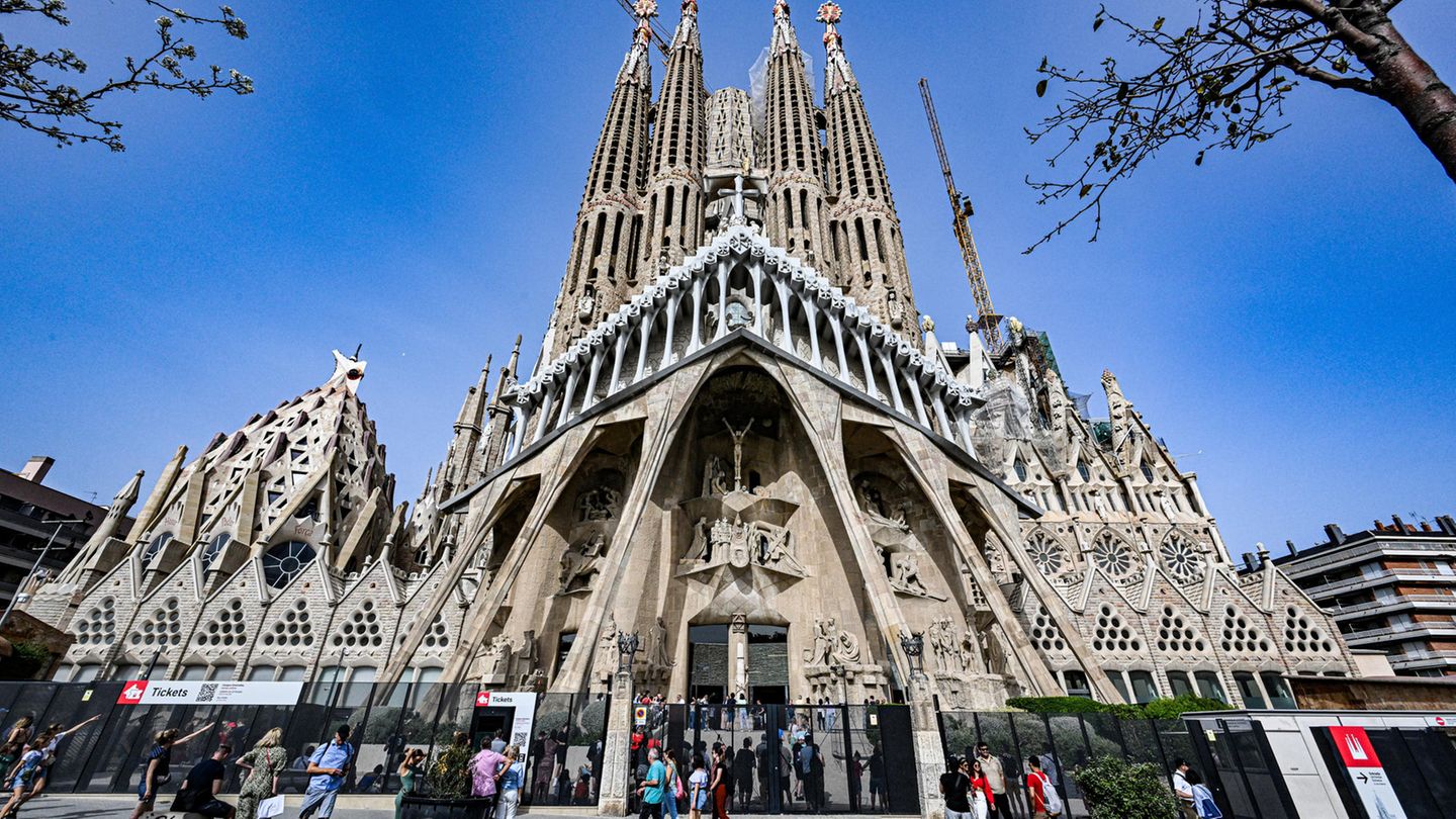 Wenn die Sagrada Familia einmal fertig sein wird, soll sie mit 170 Metern die höchste Kirche der Welt sein. Eigentlich war einmal 2026 als Datum ihrer Fertigstellung geplant, denn in dem Jahr wird der 100. Todestag ihres Architekten Antoni Gaudí sein. 1926 wurde er auf dem Weg zur Baustelle der Sagrada Familia von einer Straßenbahn erfasst und starb. Inzwischen gilt eine Fertigstellung Anfang der 2030er Jahre als realistisch. Bis dahin wird sie weiterhin "Die Unvollendete" genannt werden. 
