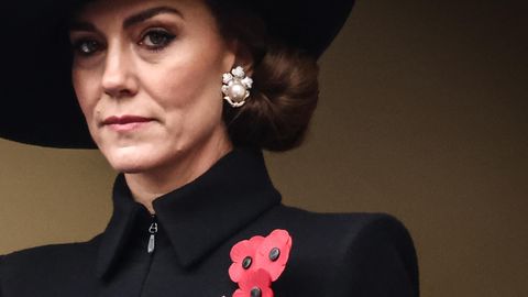 Prinzessin Kate mit schwarzem Hut und Dress am Remembrance Day in London