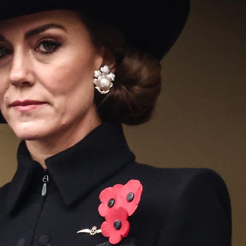 Prinzessin Kate mit schwarzem Hut und Dress am Remembrance Day in London