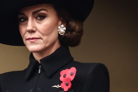 Prinzessin Kate mit schwarzem Hut und Dress am Remembrance Day in London