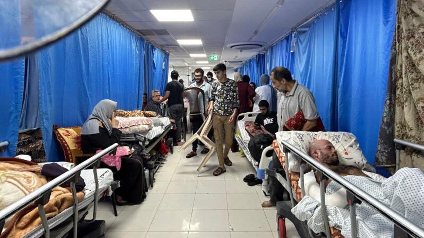 Auf den Fluren des Krankenhauses herrscht dichtes Gedränge. Laut der Weltgesundheitsorganisation WHO befänden sich mehr als 2000 Menschen in dem Gebäude, darunter vermutlich mehr als 600 Patienten und rund 1500 Vertriebene.
