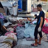 Während im Krankenhaus noch um jedes Leben gekämpft wird, stapeln sich im Hof die Toten – eingewickelt in bunte Decken (aufgenommen am 10. November).