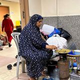 Eine aus der Not heraus geborene Situation: Campen im Krankenhaus. Hier bereitet eine palästinensische Frau ein Reisgericht auf der Sparflamme zu – mitten auf dem Klinikflur.