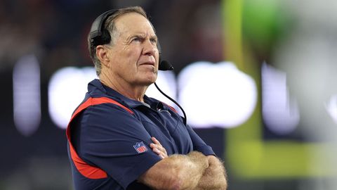 Bill Belichick, Trainer der New England Patriots, steht bei einem NFL-Spiel an der Seitenlinie