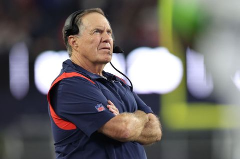 Bill Belichick, Trainer der New England Patriots, steht bei einem NFL-Spiel an der Seitenlinie